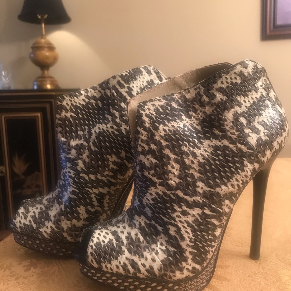 Kenneth Cole Snakeskin Booties Like New!